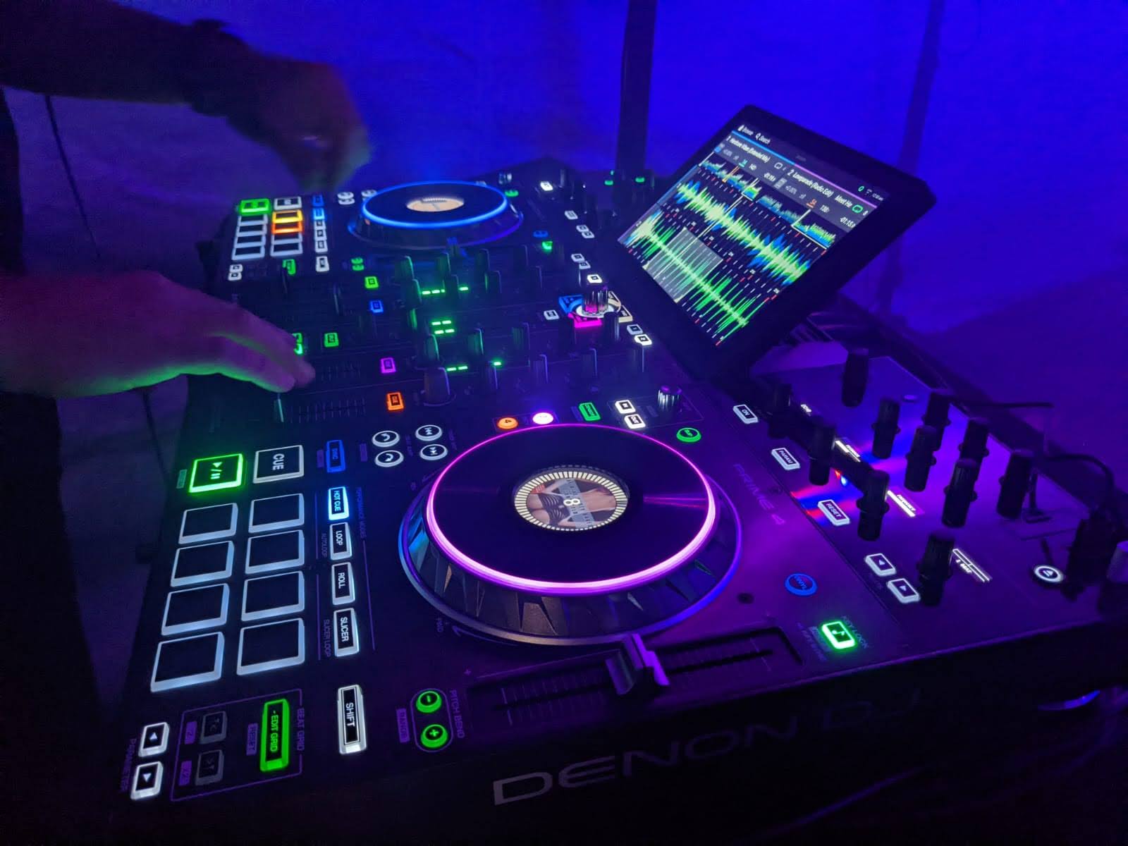 DJ Controller mit bunten LEDs