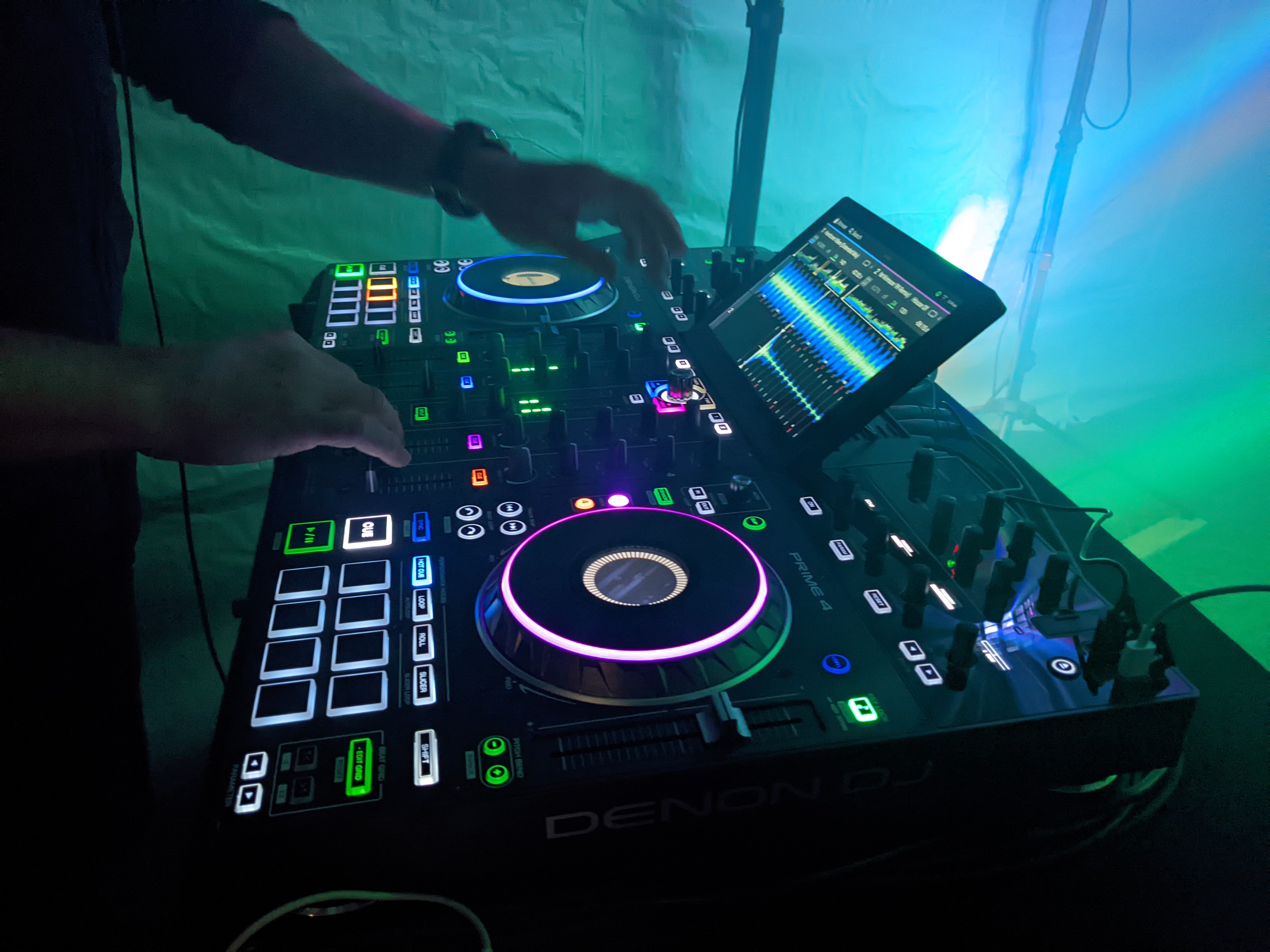 DJ Controller grüne Atmosphäre