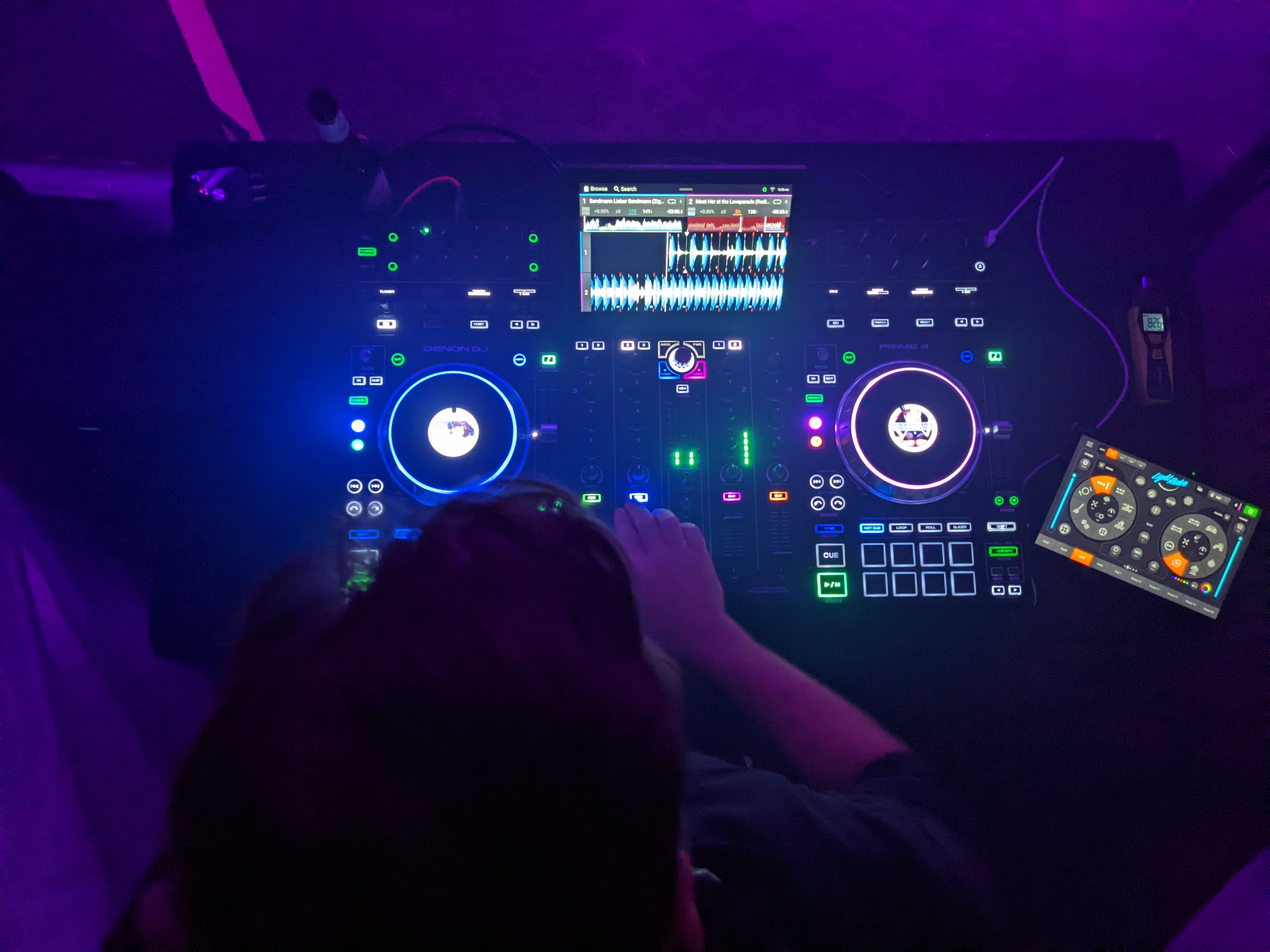 DJ Massa von oben am Controller